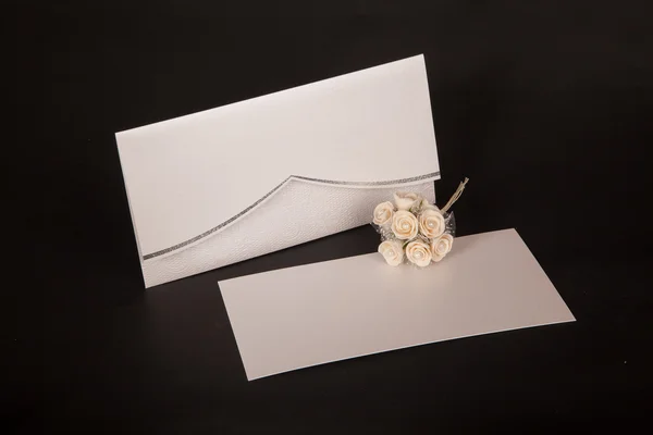 Kuvert och mail bröllopinbjudningar på svart blackground — Stockfoto