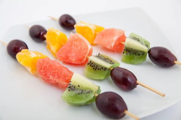 Fresh fruit on the skewers — Stock Photo, Image