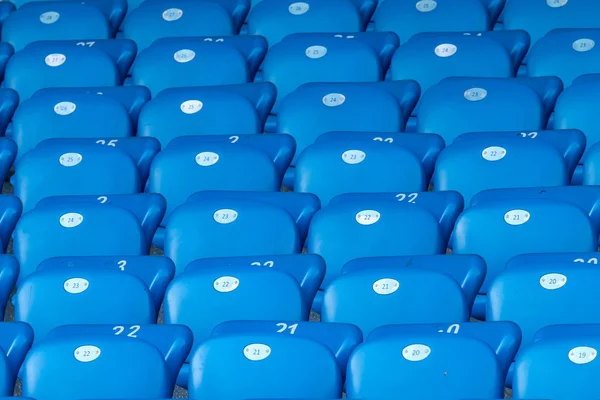 Blaue Plastiksitze im Fußballstadion — Stockfoto