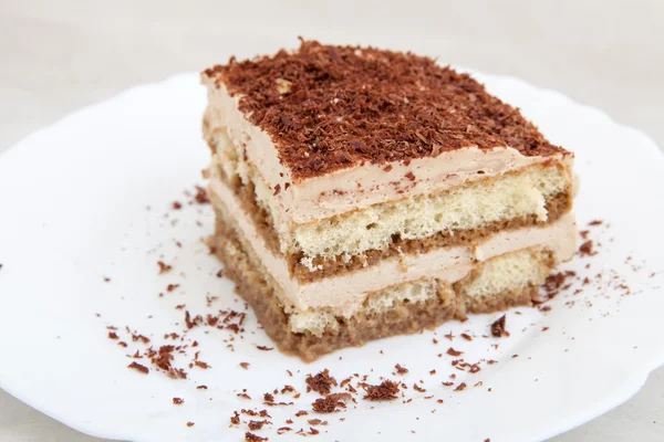 Pièce de gâteau aux biscuits sur plaque blanche — Photo