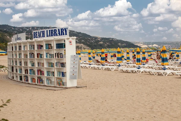 ALBENA, BULGARIA - SEPTEMBER 7, 2014 : Library on the beach in Albena. Luxury resort near Varna, Bulgaria — Stock Photo, Image