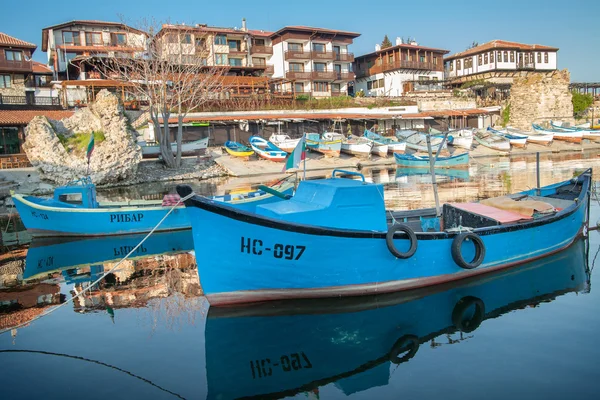 Несебр, Болгария - 24 апреля 2013 г.: Старая деревянная рыбацкая лодка в порту Несебр, древний город на побережье Черного моря Болгарии — стоковое фото