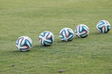 Varna, Bulgaristan - 30, 2015:5 resmi 2014 Dünya Kupası balsl (Brazuca) çim üzerinde olabilir. Adidas, büyük bir Alman firması