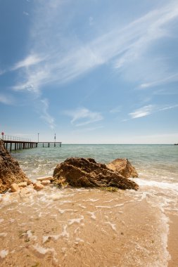 Plaj kayalar ve mavi gökyüzü. Tatil arka plan