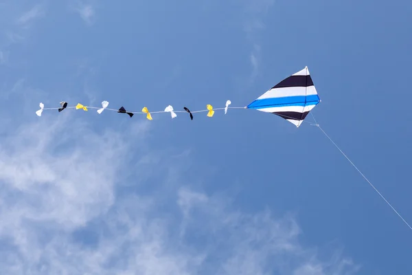 Pipa colorida voando em um belo céu azul — Fotografia de Stock