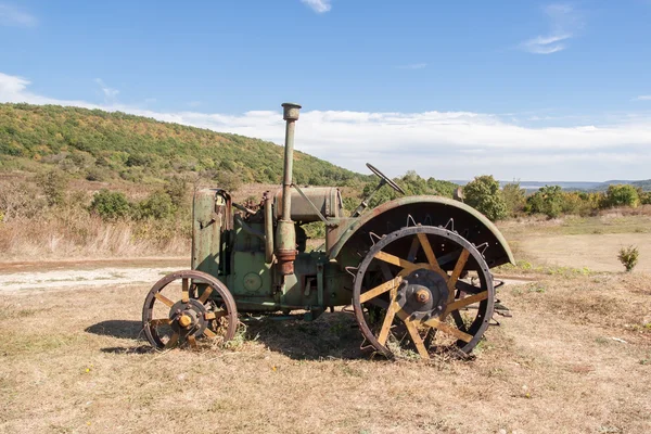 Viejo tractor oxidado en un campo — Foto de Stock