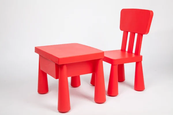 Scaun roșu și masă roșie pentru copii în grădiniță clasă preșcolară — Fotografie, imagine de stoc