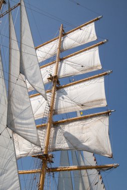 Eski bir yelkenli gemi beyaz yelkenleri
