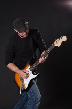 koyu arka plan üzerinde elektro gitar çalmak müzisyen