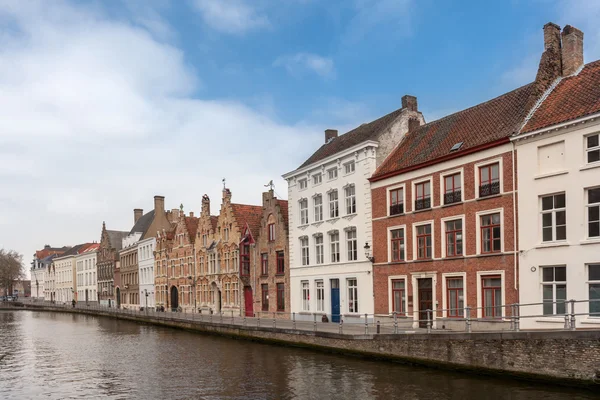 Belles maisons le long des canaux de Bruges, Belgique. Destination touristique en Europe — Photo