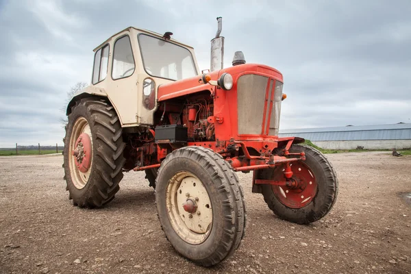 Starý červený ruský traktor — Stock fotografie