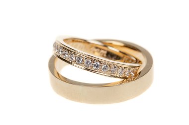 Altın alyanslar, beyazlar içinde izole.