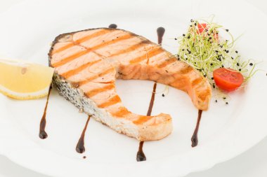 Lezzetli ızgara somon biftek