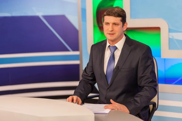 Male anchorman in tv studio. Live broadcasting — Stock Photo, Image