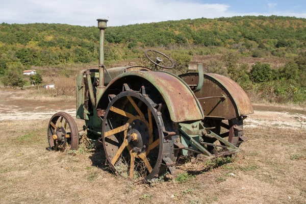 Старый ржавый трактор в поле — стоковое фото
