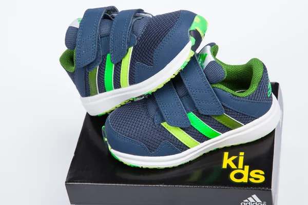 Varna, bulgaria - 9. April 2016: adidas snice 4 cf Kinderschuh. isoliert auf weiß. Produktschuss. adidas ist ein deutsches Unternehmen, das Sportschuhe, Bekleidung und Accessoires entwirft und herstellt — Stockfoto