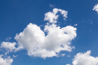 Güzel beyaz bulutlar üzerinde mavi gökyüzü. Güneşli gün