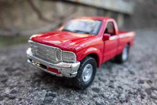 Rosso pick up camion giocattolo sulla strada. Profondità di campo ridotta — Foto Stock