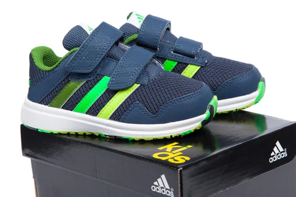 Varna, Bulgarije - 9 April 2016: Adidas Snice 4 Cf kinderen schoen. Geïsoleerd op wit. Product shot. Adidas is een Duits bedrijf dat sportschoenen, kleding en accessoires produceert — Stockfoto