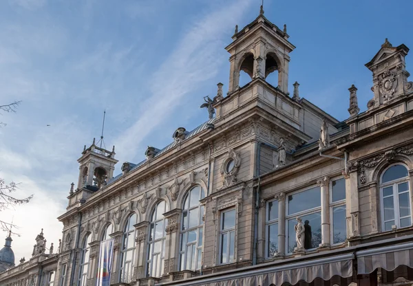 Fragment starej fasady budynku z bogatą dekoracją w Ruse, Bułgaria. Opera jest historycznym barokowym budynkiem, wybudowanym w 1902 roku — Zdjęcie stockowe