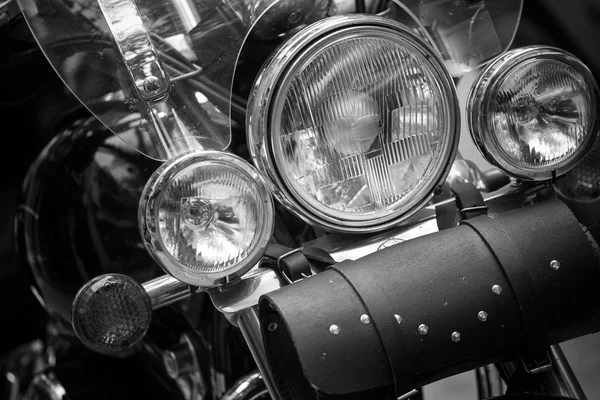 Scheinwerfer des klassischen Custom-Motorrads in schwarz und weiß — Stockfoto