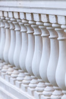 Perspektif içinde eski taş korkuluk. Sığ derinlik-in tarla. Mimari detay