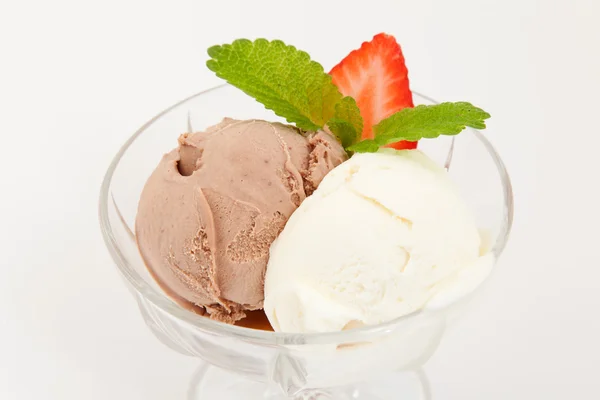 Helado de chocolate y vainilla en un tazón —  Fotos de Stock