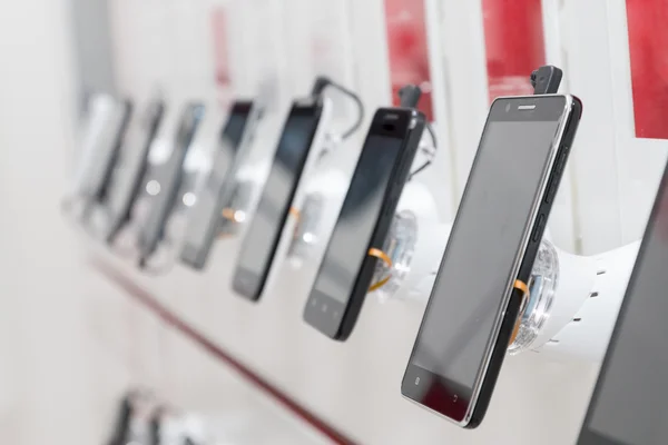 Nové mobilní telefony v showroomu — Stock fotografie
