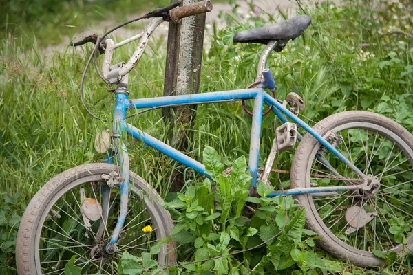Abandoned old childrens bike — Stock Photo, Image