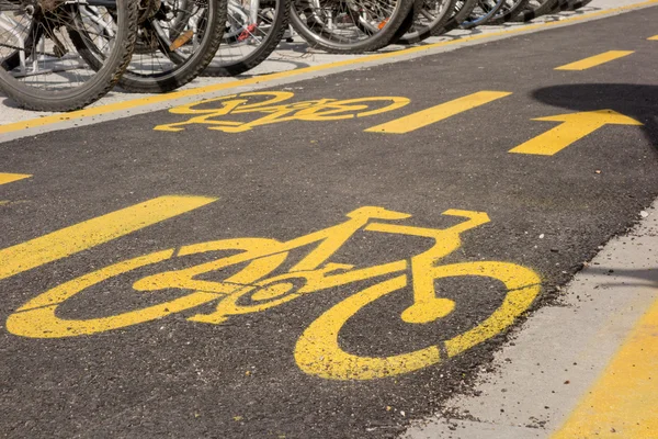 Znak pasa ruchu rowerowego na drodze — Zdjęcie stockowe