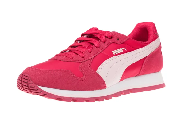 Varna, Bulgarie - 13 MAI 2016 : PUMA ST RUNNER chaussure de sport. Puma, une grande multinationale allemande. Isolé sur blanc. Produits injectés — Photo