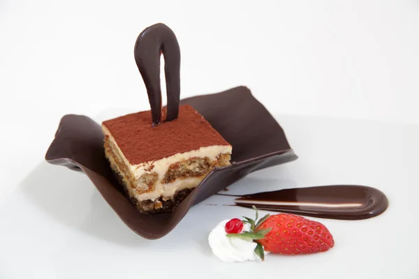 Stück Schokoladen-Tiramisu-Kuchen mit Dekoration — Stockfoto