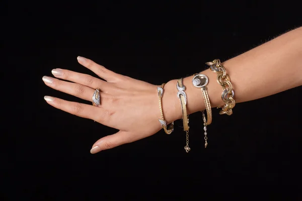 Mão feminina com jóias — Fotografia de Stock