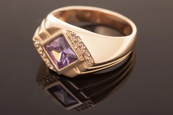 Zlatý prsten s drahokam. Módní šperky pozadí — Stock fotografie