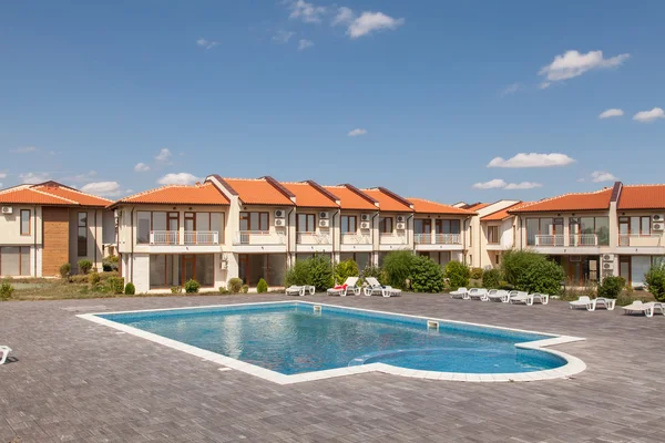 Nieuwe voorsteden huizen met zwembad. Perfecte buurt — Stockfoto