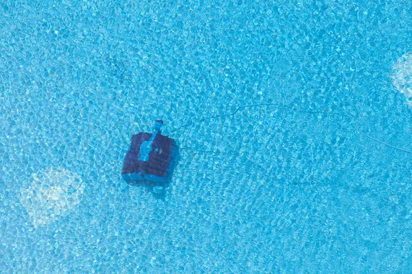 Roboter reinigt ein Schwimmbad — Stockfoto