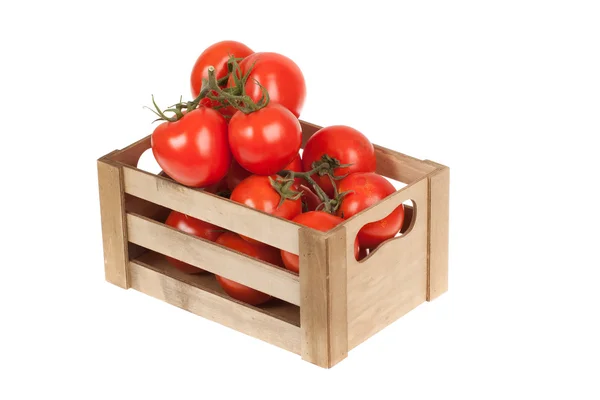 Tomates frescos en una caja de madera aislada sobre un fondo blanco — Foto de Stock