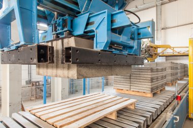 Modern ekipman Fabrikası'nda. Beton blok üretim süreci