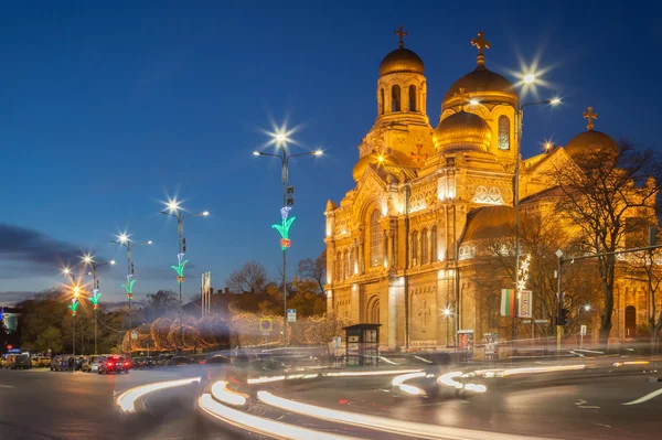 Varna, Bulgarien, 14.12.2015: Katedralen i antagandet. lluminated på natten. -en av landmarksna av Varna, Bulgarien. — Stockfoto