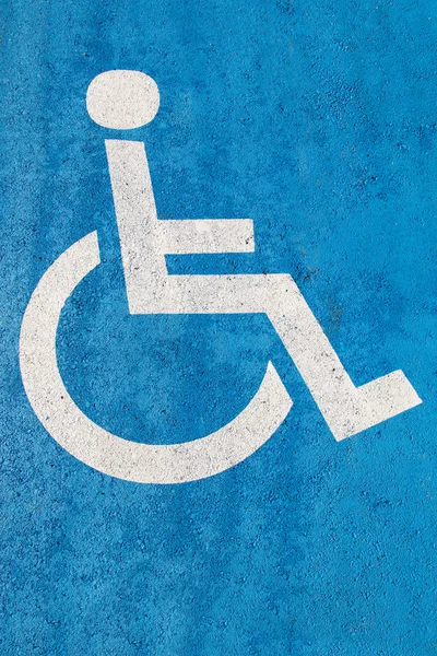 Señal de aparcamiento azul para minusválidos en asfalto para personas con discapacidad —  Fotos de Stock