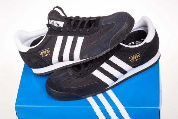 Varna, Bulgarije - 17 juli 2016: Adidas Dragon klassieke schoenen. Geïsoleerd op wit. Product foto 's — Stockfoto