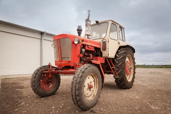 Alter roter russischer Traktor — Stockfoto