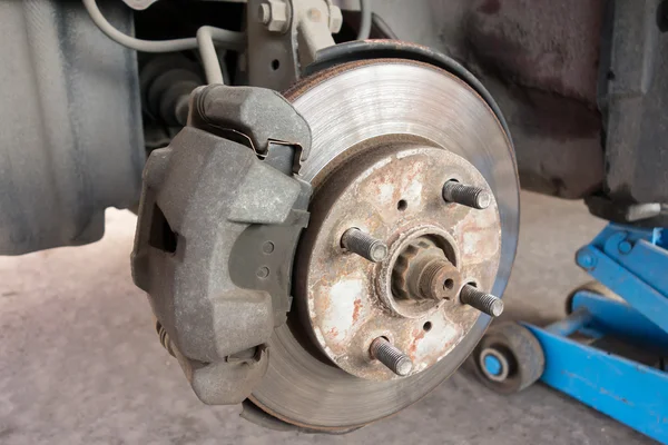 Modern car take wheel off show brake disk and caliper assembly — Stock Photo, Image