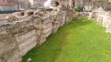 Roma harabelerinin 4K görüntüsü. Odessos 'un Eski Roma Hamamları, Varna. Varna Bulgaristan 'ın deniz başkentidir.