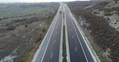 Highway 'in 4K hava görüntüsü. Otoyolda giden arabalar ve kamyonlar