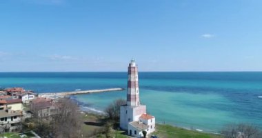 Bulgaristan 'ın Balkan yarımadasındaki en eski deniz fenerinin 4K hava görüntüsü