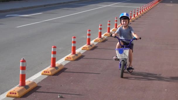 Netter Kleiner Junge Mit Helm Fährt Fahrrad Auf Dem Radweg — Stockvideo