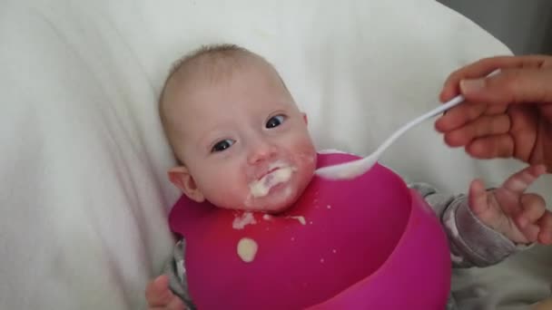 Madre Comida Bebé Una Cuchara Bebé Bebé Comiendo Comida Por — Vídeos de Stock