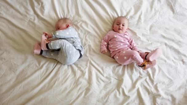 Dos Hermanas Acuestan Cama Dos Bebés Gemelos Cama — Vídeos de Stock