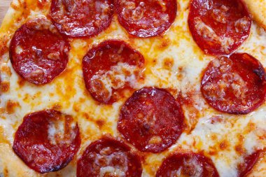 Lezzetli ev yapımı Pepperoni pizza. Salamlı İtalyan Pepperoni pizzası, yakın çekim.